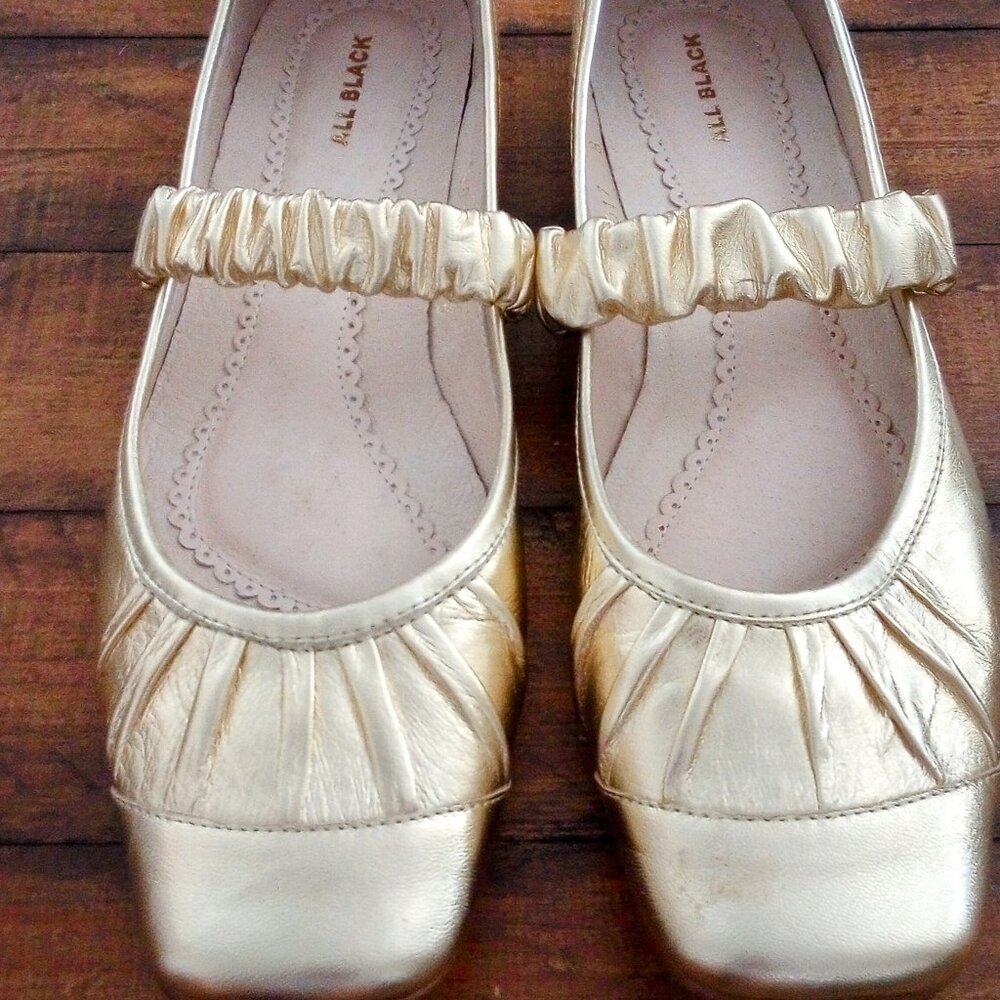 ALL BLACK gold Mary Jane leather flats Size 8 New in box